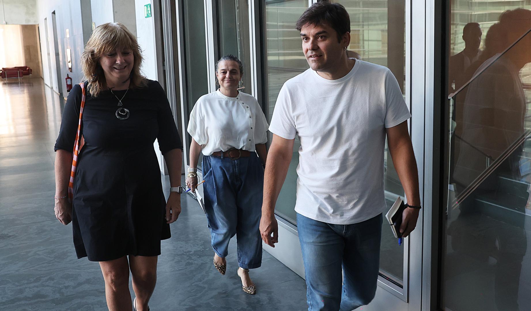 Los miembros de Geroa Bai, Ana Ollo, Blanca Regúlez y Pablo Azcona, camino de la reunión