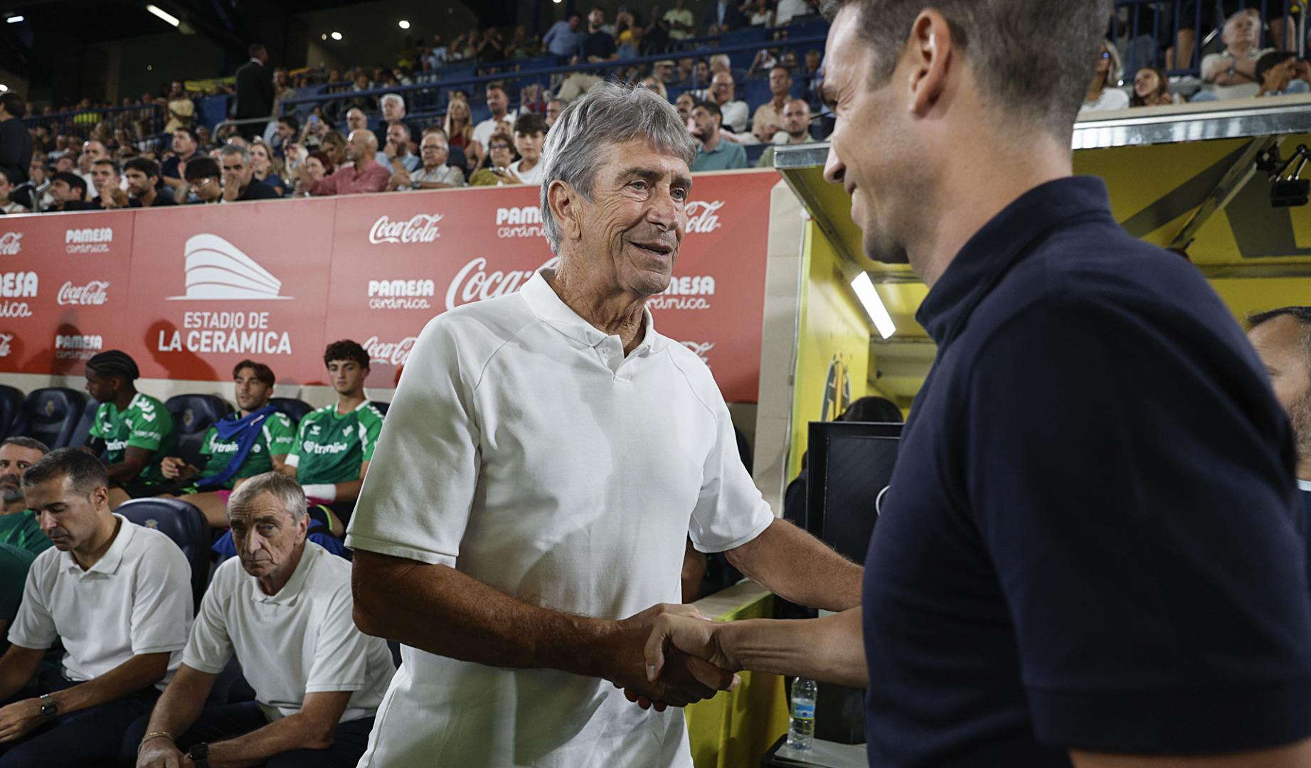 El entrenador del Betis Manuel Pellegrini (izda.) saluda a Íñigo Pérez, entrenador del Villarreal, antes del inicio del choque