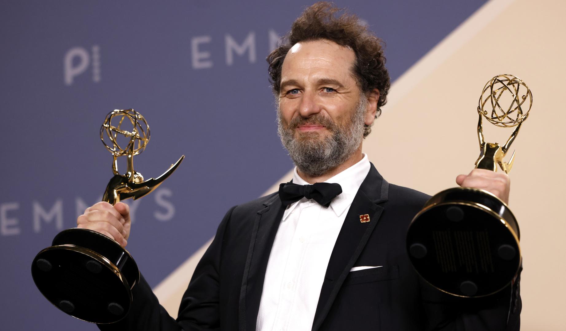 Matthew Rhys posa con dos premios Emmy por 'La maldición de Widow's Bay'