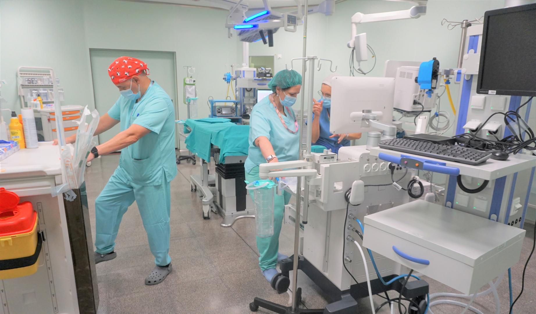Profesionales trabajando en el nuevo quirófano del Hospital Reina Sofia de Tudela.