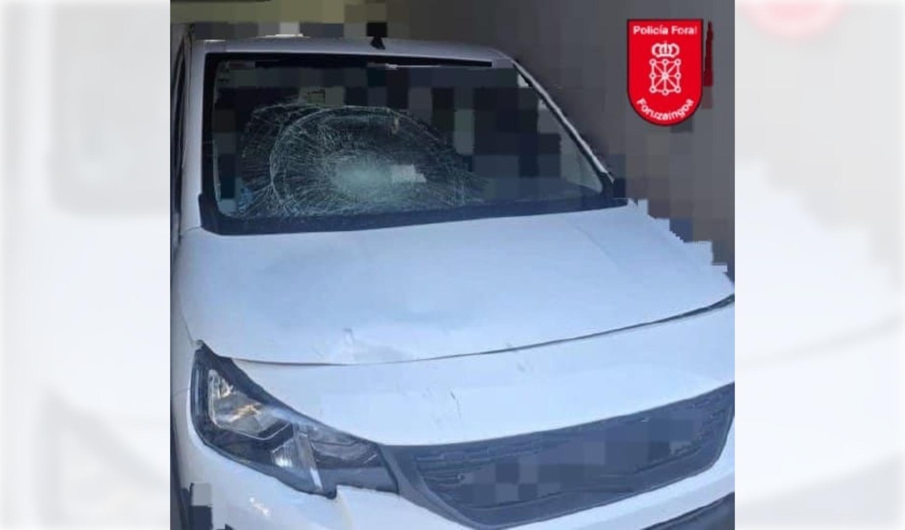 Imagen de la furgoneta con la que intentó atropellar al hombre