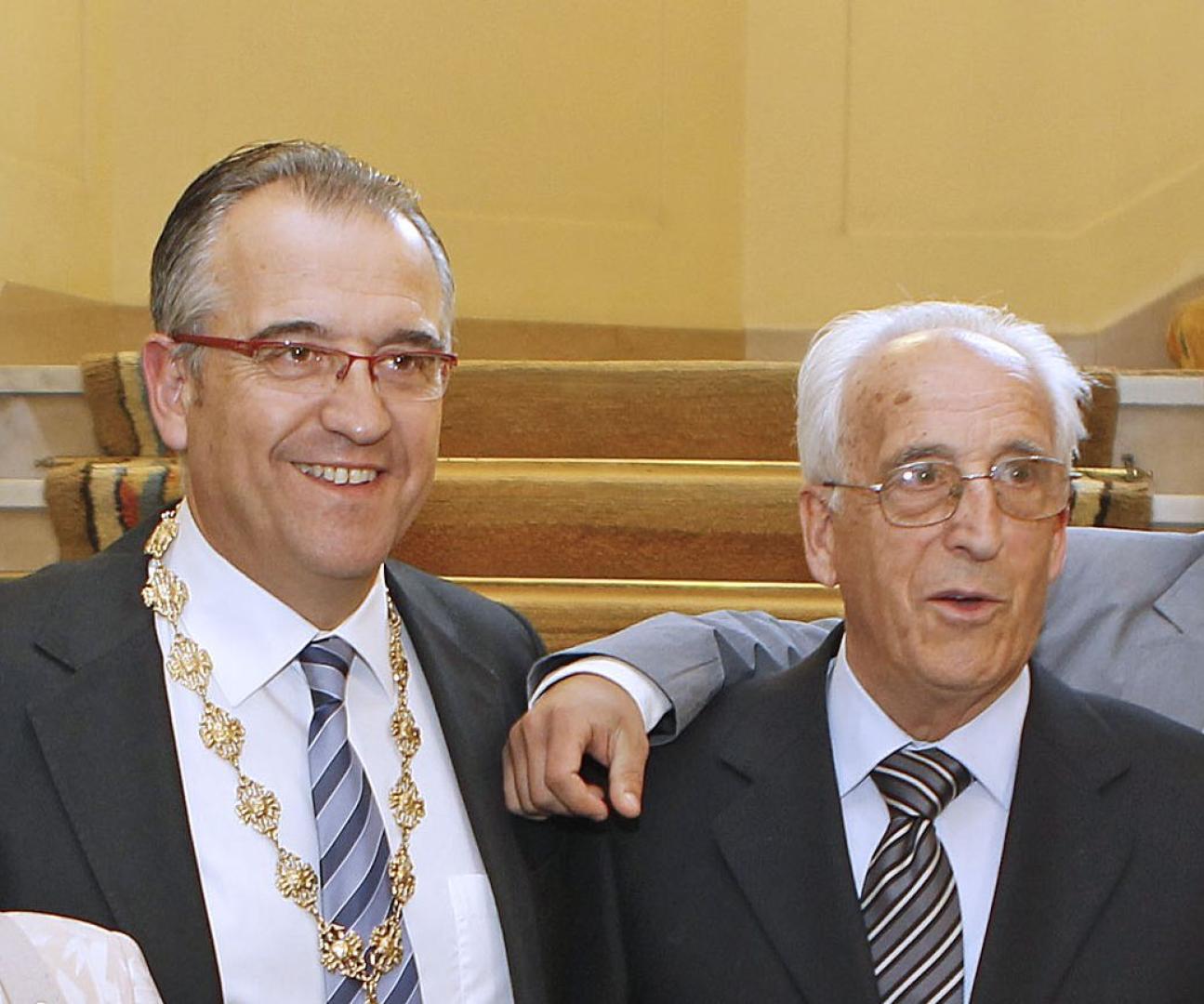 Enrique Maya y su padre, Isidoro Maya Echevarri, en 2011 en la investidura de Enrique como alcalde