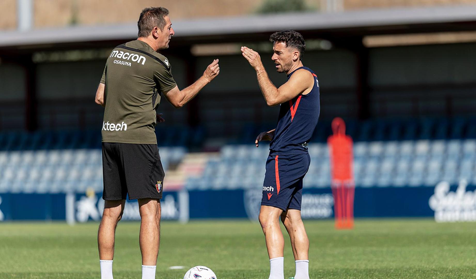 Luis MIguel Ramis y Kike Barja conversan durante el entrenamiento de este 15 de septiembre en Tajonar