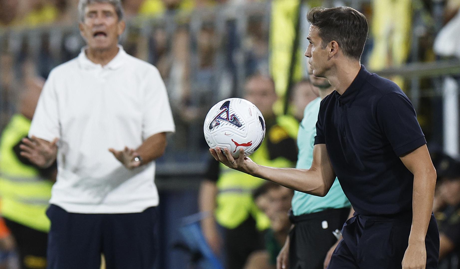 El entrenador del Villarreal, Iñigo Pérez, durante el partido contra el Real Betis en el estadio de La Cerámica