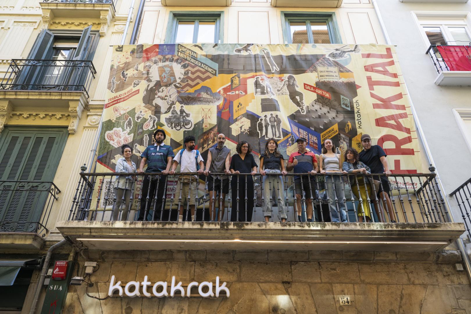 Parte del equipo que forma parte del proyecto Fraktal, un albergue de emergencia habitacional