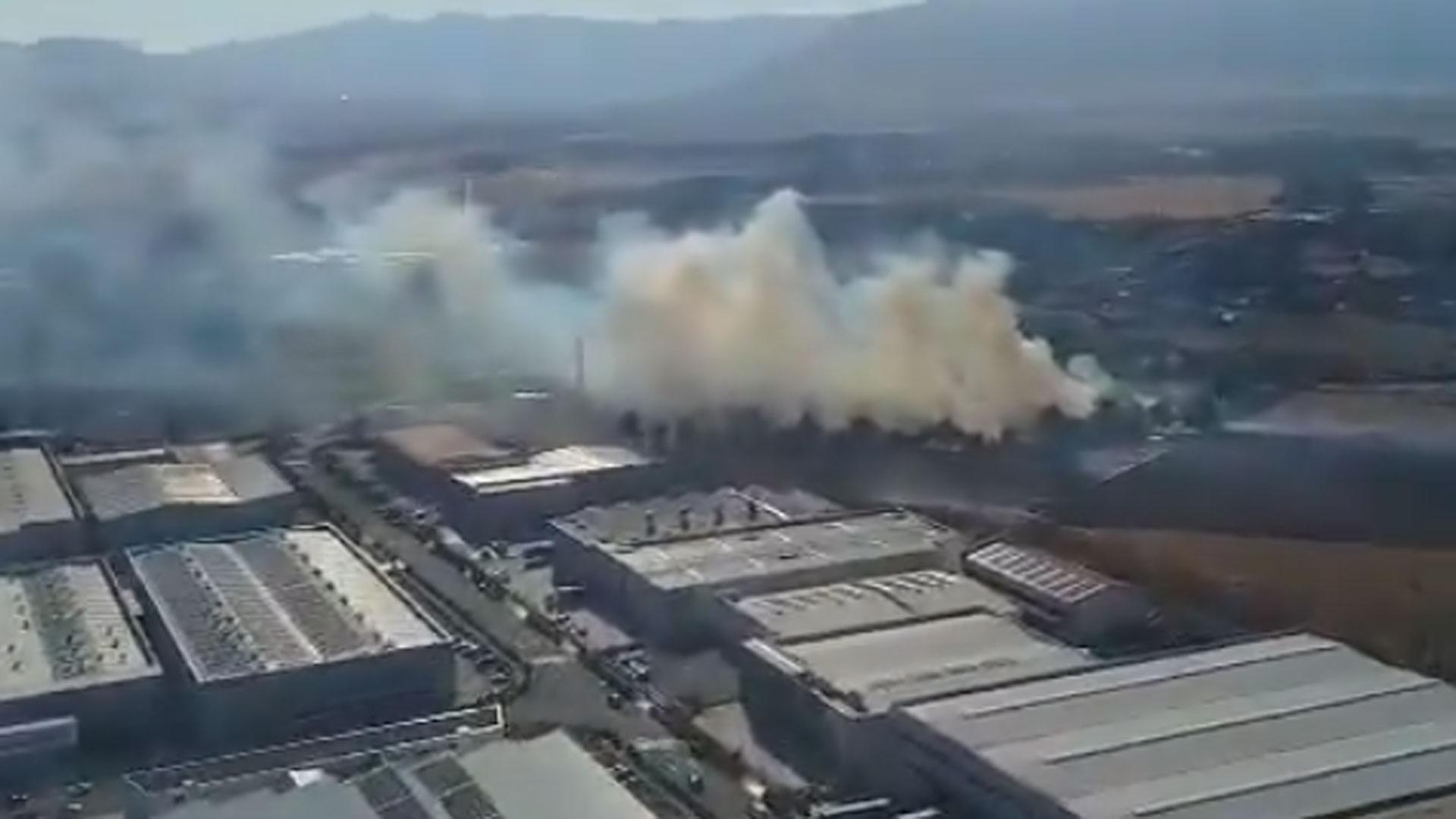 El incendio, que ha comenzado este martes en una cuneta de la A-15 se encuentra muy cerca del polígono industrial de Arazuri