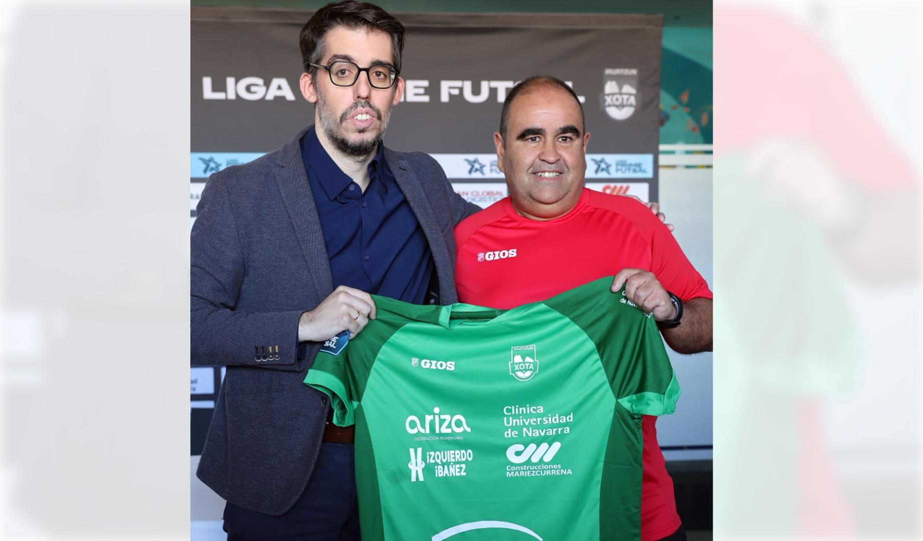 Asier Cotelo, presidente del Xota posa junto a Gonzalo Iglesias, ‘Morenín’ el nuevo entrenador del club