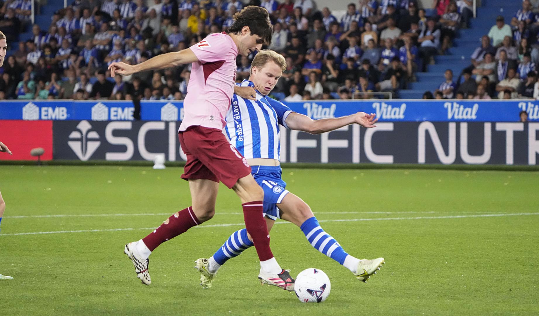El jugador del Valencia Javi Guerra disputa un balón con el navarro del Alavés Pablo Ibáñez