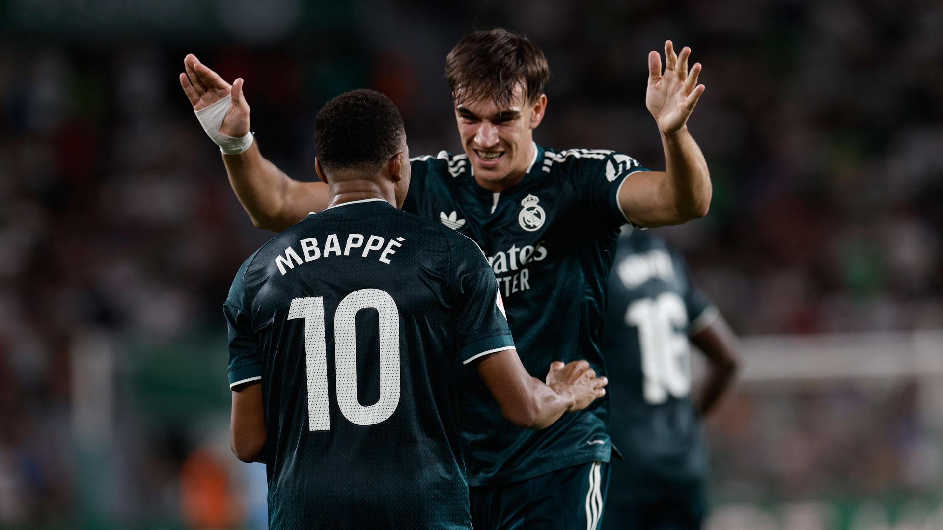 El delantero del Real Madrid Carlos Espí (d) celebra con Mbappé su gol de la victoria frente a el Elche