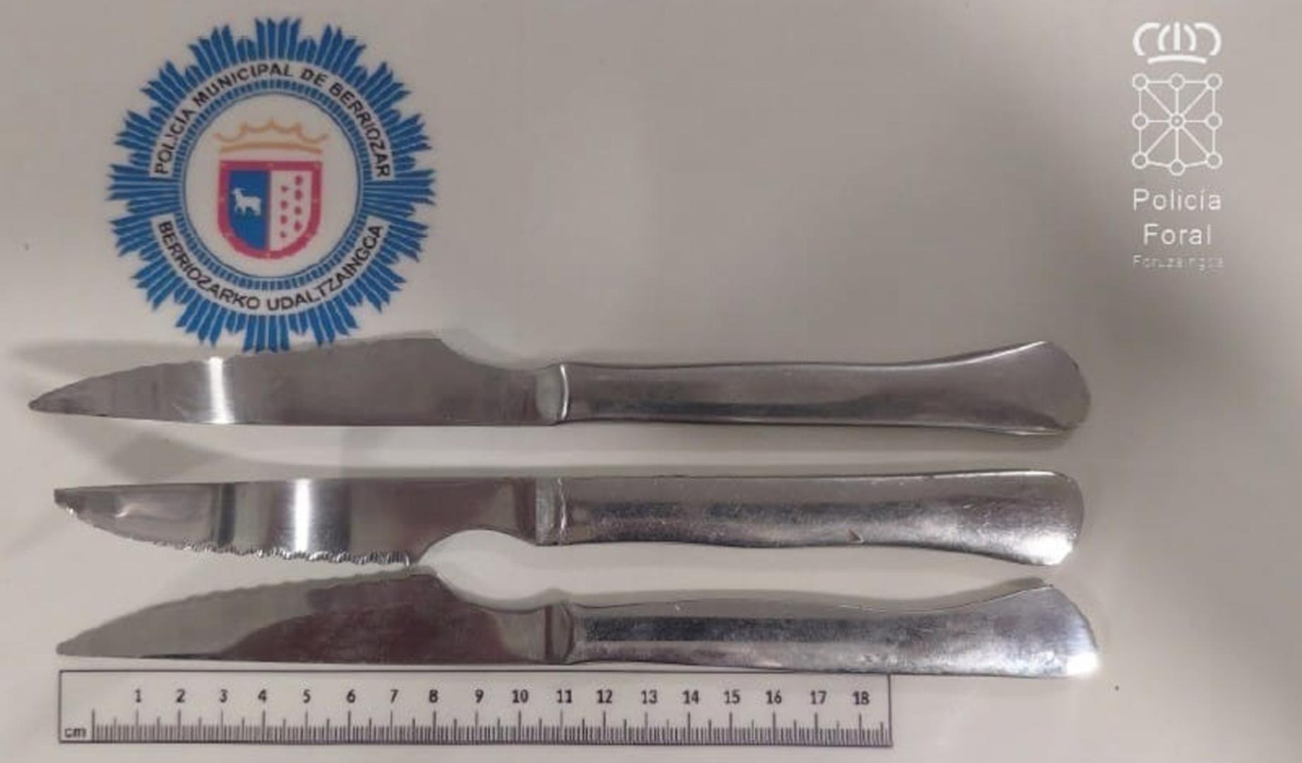 Cuchillos intervenidos al detenido en el momento de la intervención