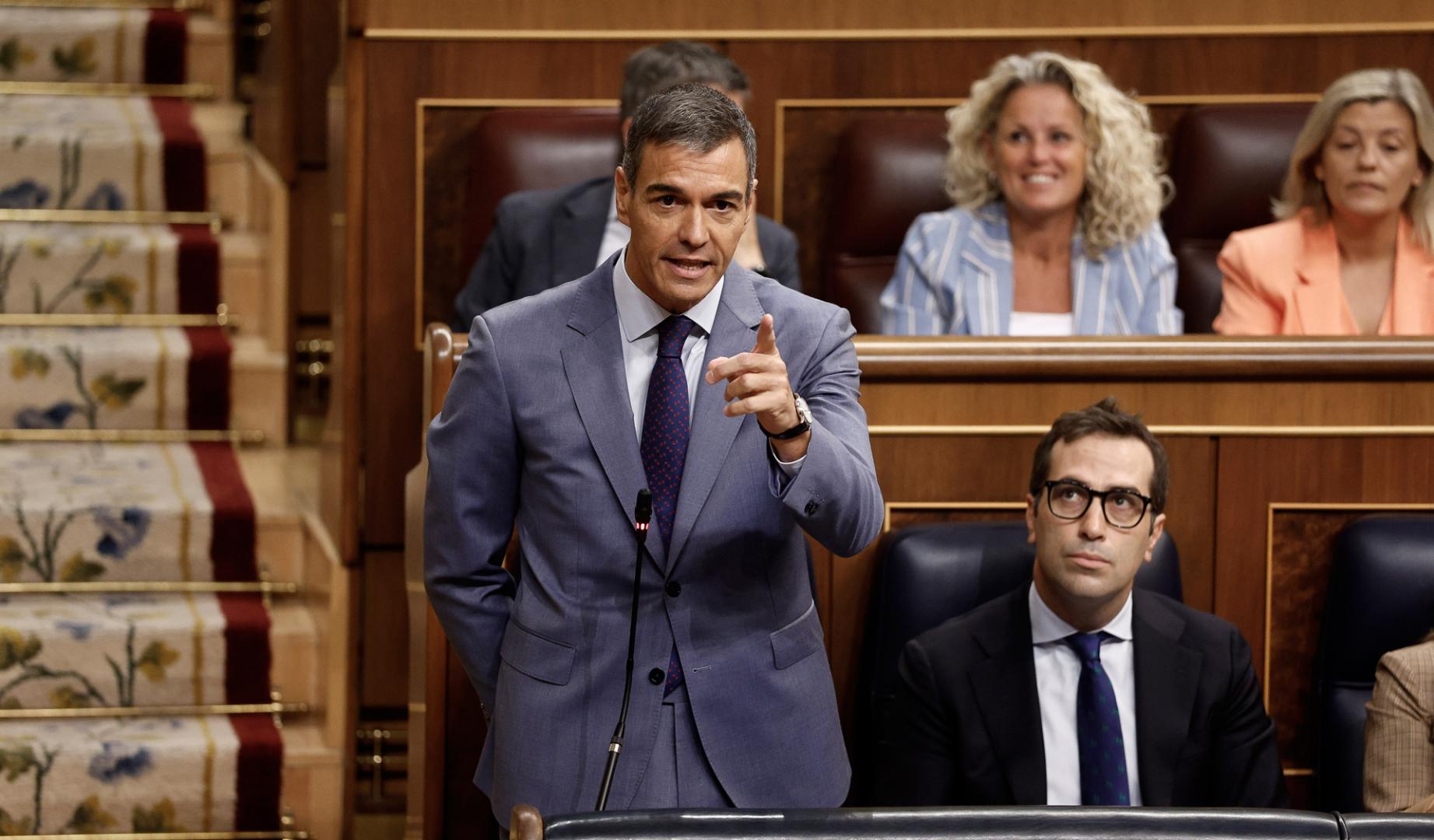 El presidente del Gobierno, Pedro Sánchez (i) interviene junto con el vicepresidente primero y ministro de Economía Carlos Cuerpo (d)