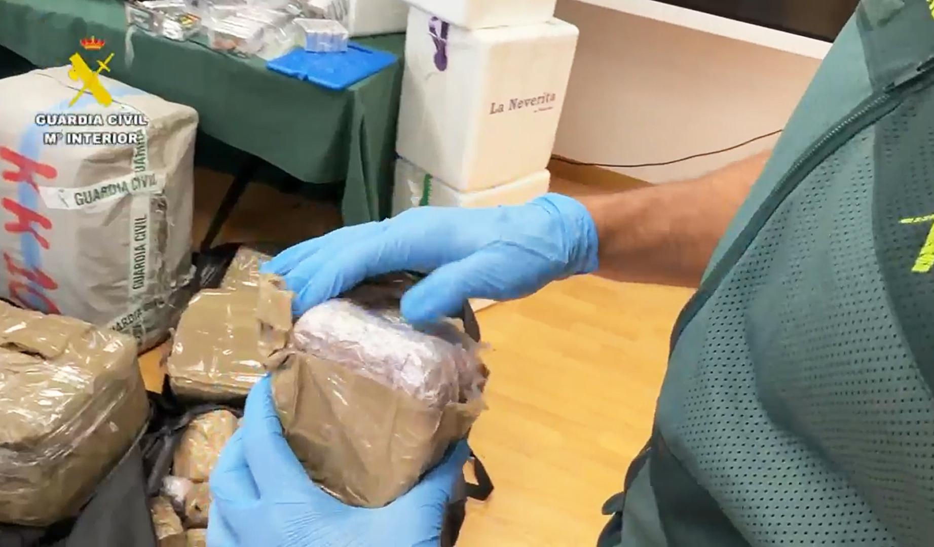 Agentes de la Guardia Civil decomisaron la droga oculta en la parte inferior del semirremolque tras ser detectada por el perro Álex.