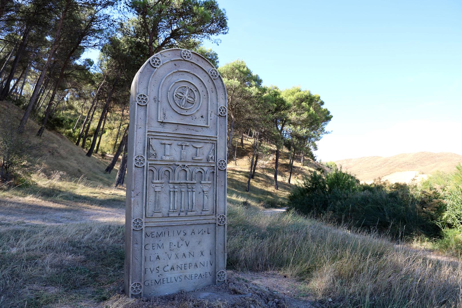La réplica recién instalada junto al viñedo de una de las piedras dibujadas por Juande Amiax y que durante años e creyó que era de una mujer petrificada por un castigo divino