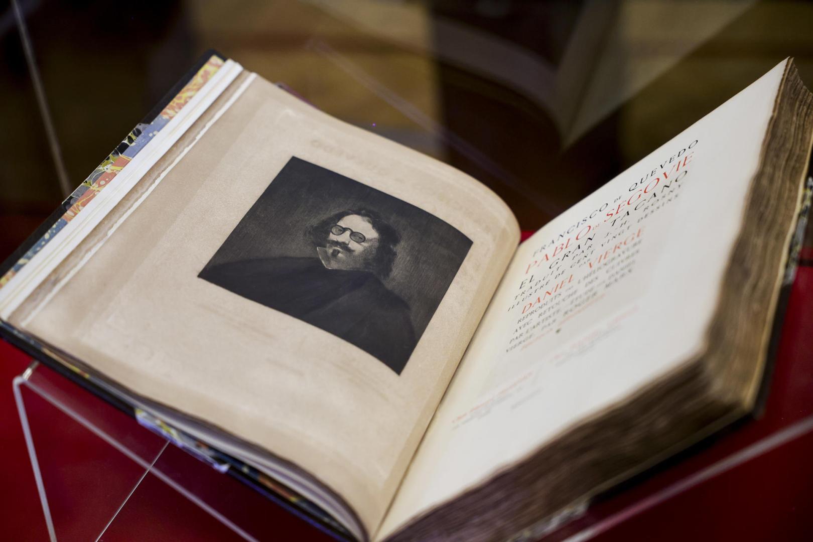 Vista de uno de los libros que forman parte de la exposición 'La novela picaresca. 400 años del Buscón de Francisco de Quevedo', organizada en colaboración con el Museo de Quevedo y el Ayuntamiento de Torre de Juan Abad (Ciudad Real) este miércoles en Toledo.