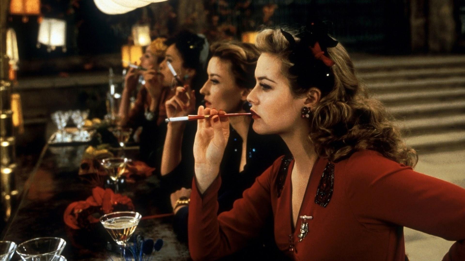 Alicia Silverstone, en primer plano, con sus compañeras, en la versión de Kenneth Branagh de 'Trabajos de amor perdido'.