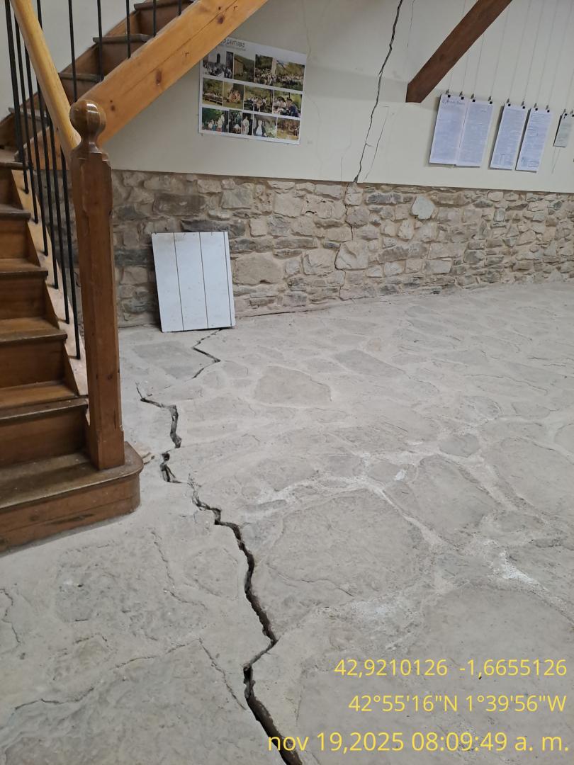 Detalle de una de las grietas aparecidas en el suelo de la antigua ermita de San Urbano.