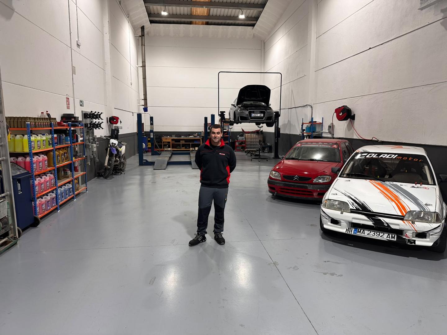 El alsasuarra Josu Olmos Arnanz en su nuevo taller mecánico.