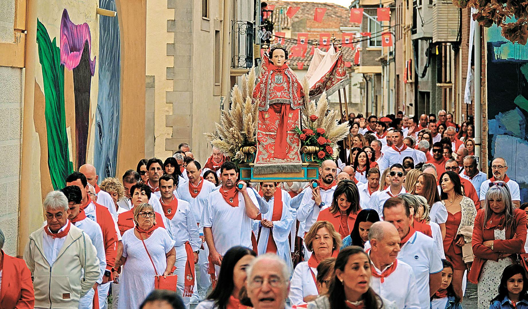 Procesión con la imagen de Santa Eufemia en fiestas de Villafranca