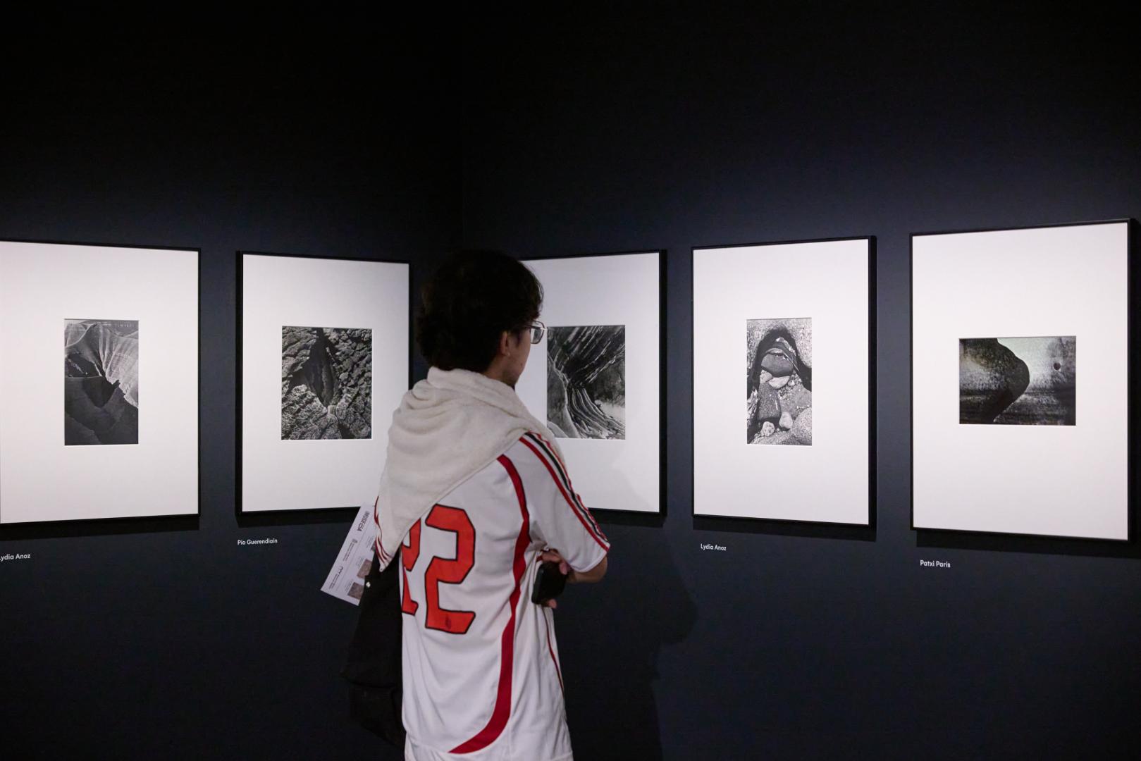 La exposición no muestra paisajes, sino una geografía mínima, "materia erosionada, muro, agua, piedra"