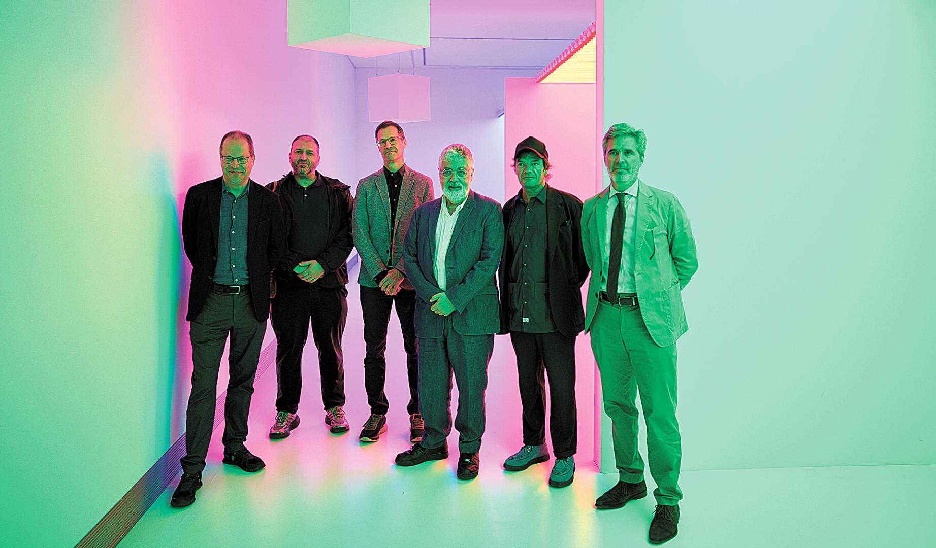 Comisarios y artistas inmersos en el ‘Chromsaturation’. Consta de tres cámaras interconectadas y con los colores azul, rojo y verde