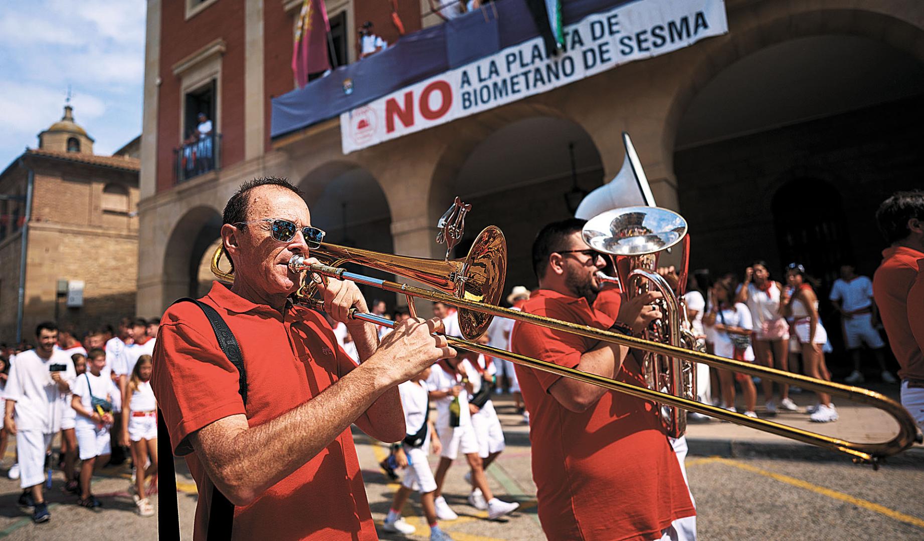 Cohete de fiestas de Lodosa, con la pancarta presidiendo el balcón consistorial.