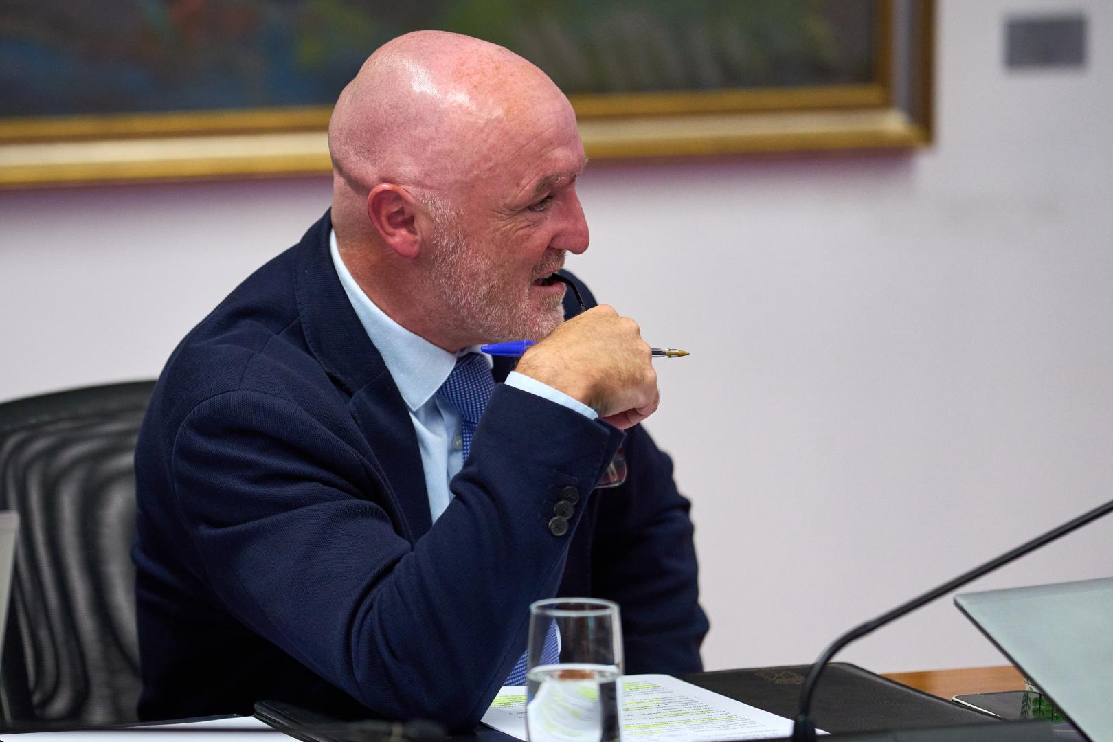 El portavoz parlamentario de UPN, Javier Esparza, escucha las explicaciones de la presidenta María Chivite sobre el desenlace de las obras de Belate