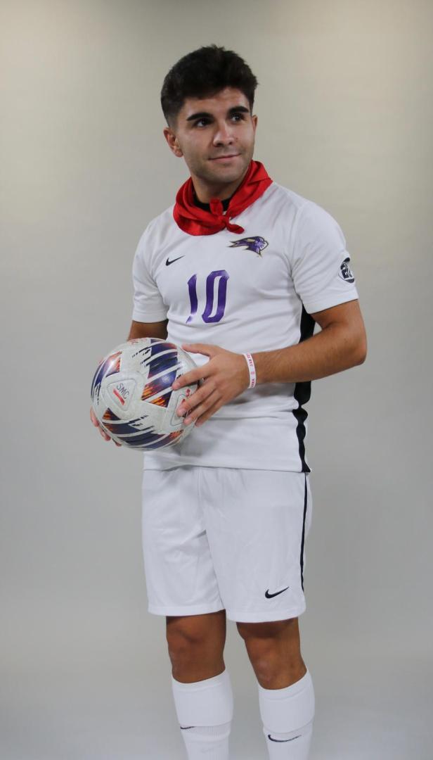 Jesús Miralles, miembro de ETURE y ex jugador del Saint Michael's College, posa con el pañuelo rojo de San Fermín