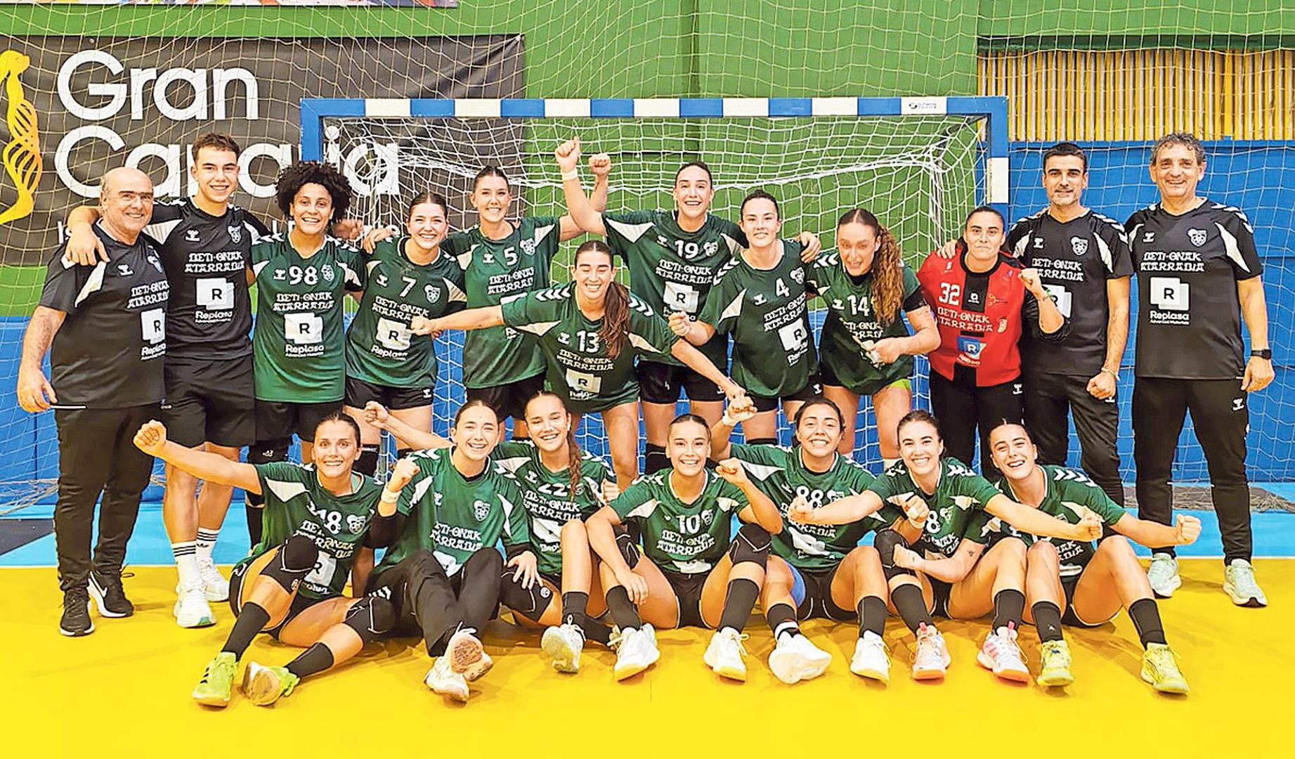 Las jugadoras del Replasa Beti-Onak celebraron la victoria en tierras canarias al concluir el partido