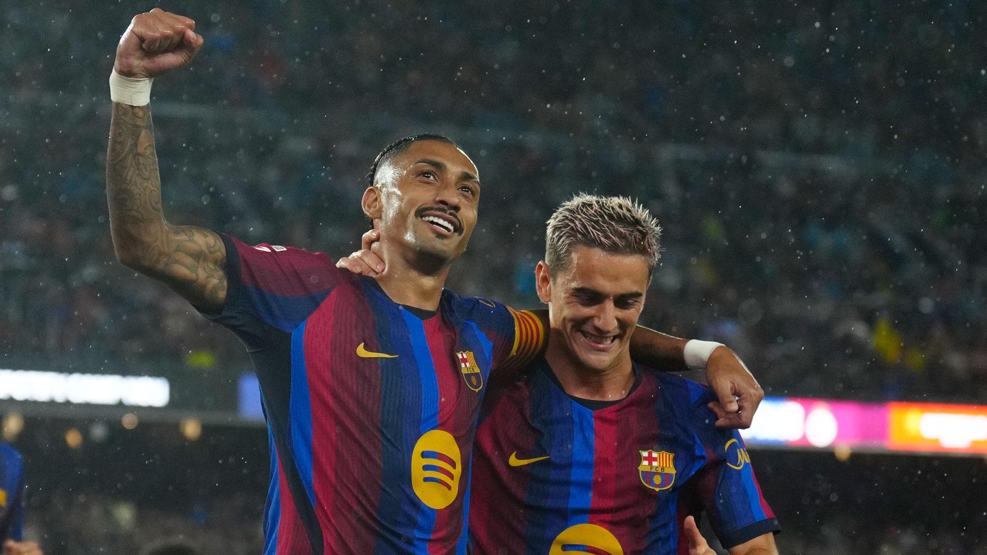 El delantero del Barcelona Raphinha celebra con Gavi tras marcar el 5-2, durante el partido frente al Racing de Santander