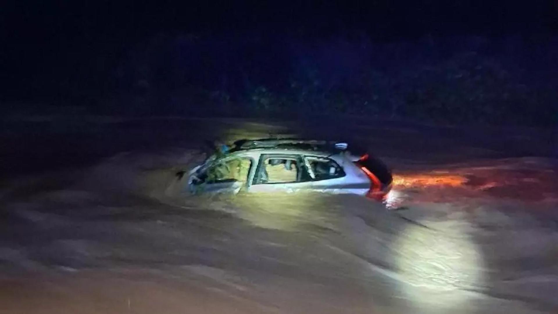 Coche arrastrado por las riadas en Olivella