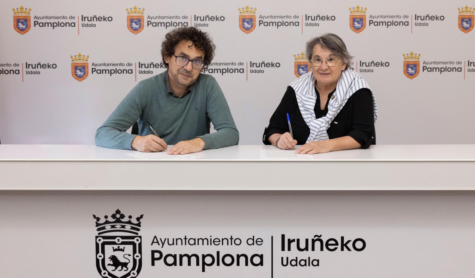 El concejal de Acción Social del Ayuntamiento, Txema Mauleón Echeverría, y la presidenta de la Fundación Banco de Alimentos de Navarra, María Soledad Villar Lecumberri.