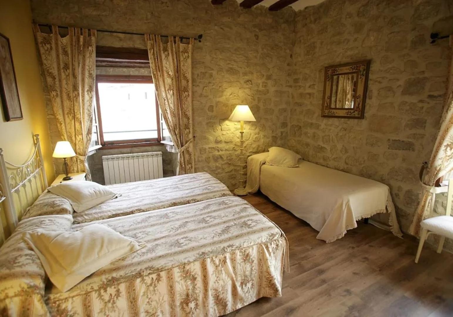 Habitación del Hotel Rural Ana de Navarra en Miranda de Arga