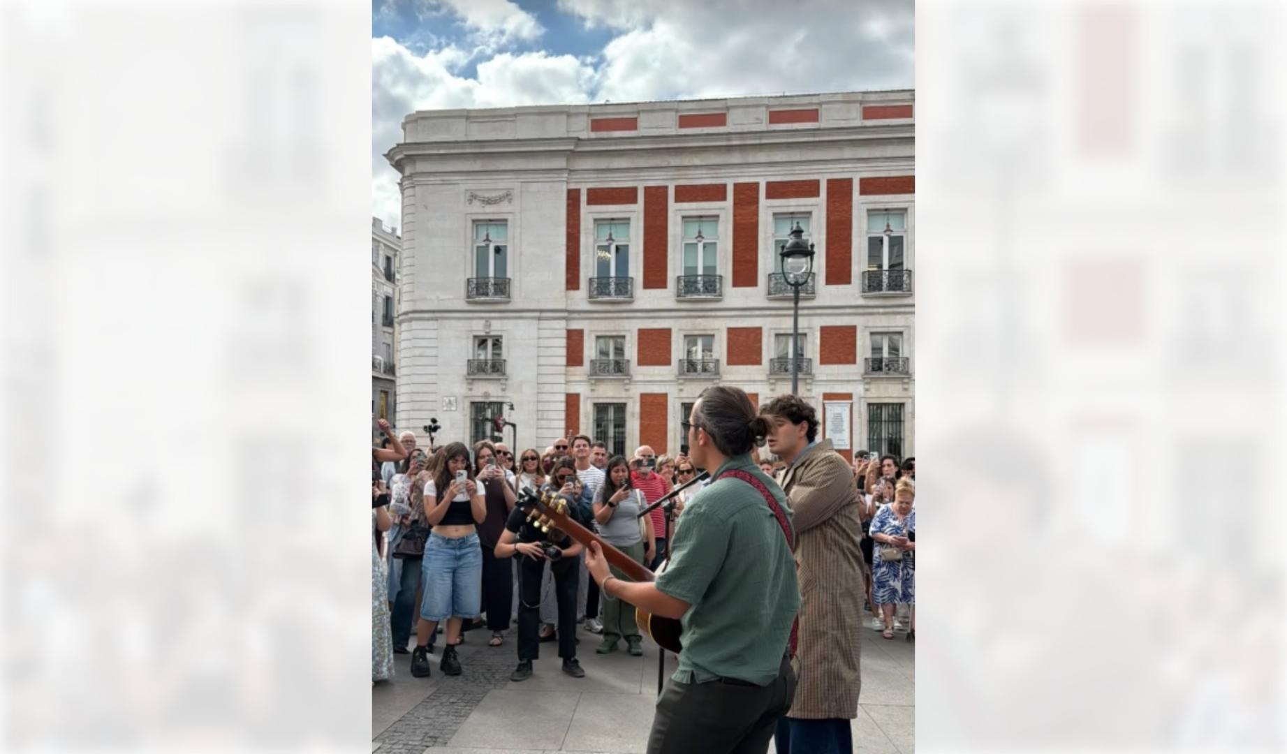 El cantante navarro Inazio ha ofrecido este jueves una actuación sorpresa en la Puerta del Sol con motivo de la Semana Europea de la Movilidad