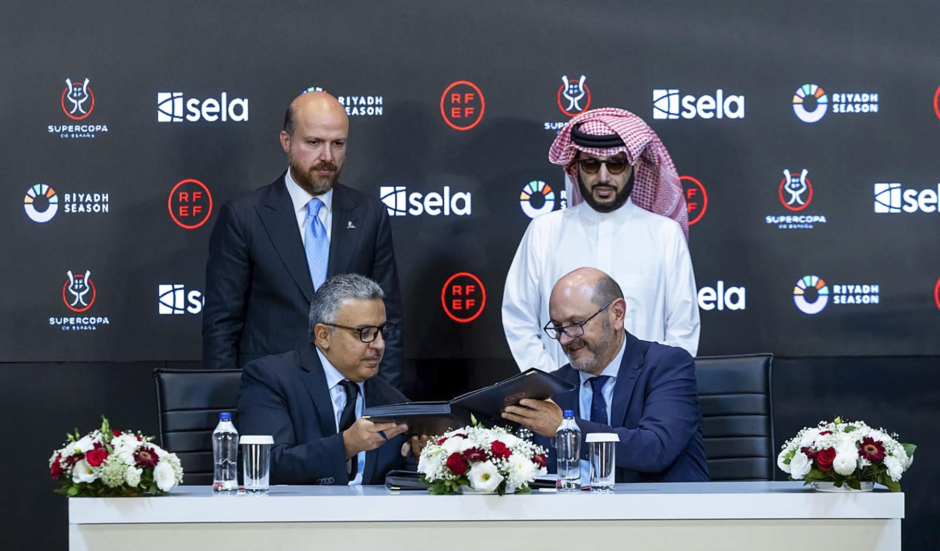 El presidente de la Real Federación Española de Fútbol (RFEF), Rafael Louzán (dcha., sentado), firmó en Estambul el acuerdo para la organización por primera vez en esta ciudad de la Supercopa del próximo año, programada del 2 al 6 de febrero, y en la que participarán Barcelona, Real Madrid, Real Sociedad y Atlético de Madrid