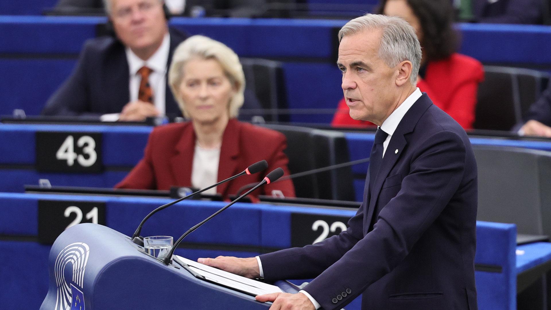 El primer ministro de Canadá, Mark Carney, se dirige a los miembros del Parlamento Europeo en Estrasburgo ante la presidenta de la Comisión Europea, Ursula von der Leyen