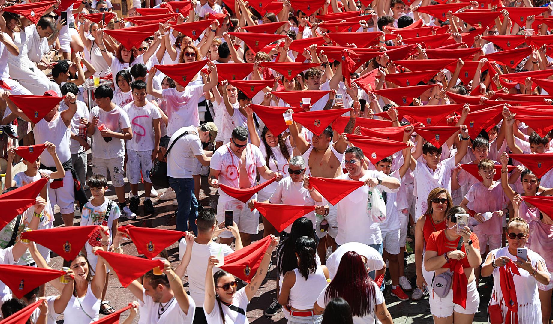 Pañuelos en alto el día del cohete que abrió las fiestas de Peralta