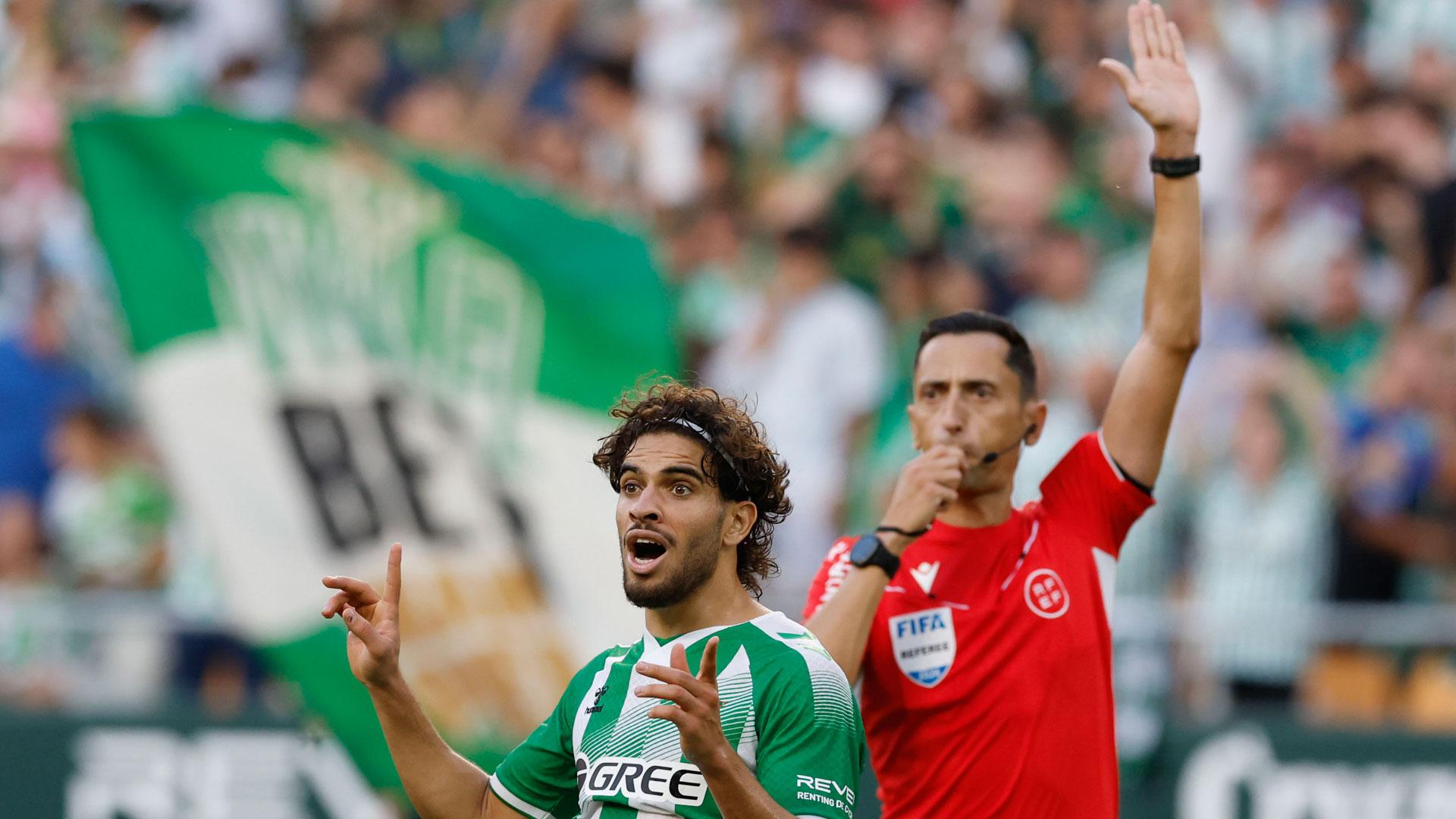 El delantero del Betis Ez Abde celebra su gol tras marcar el 1-0 frente al Getafe CF
