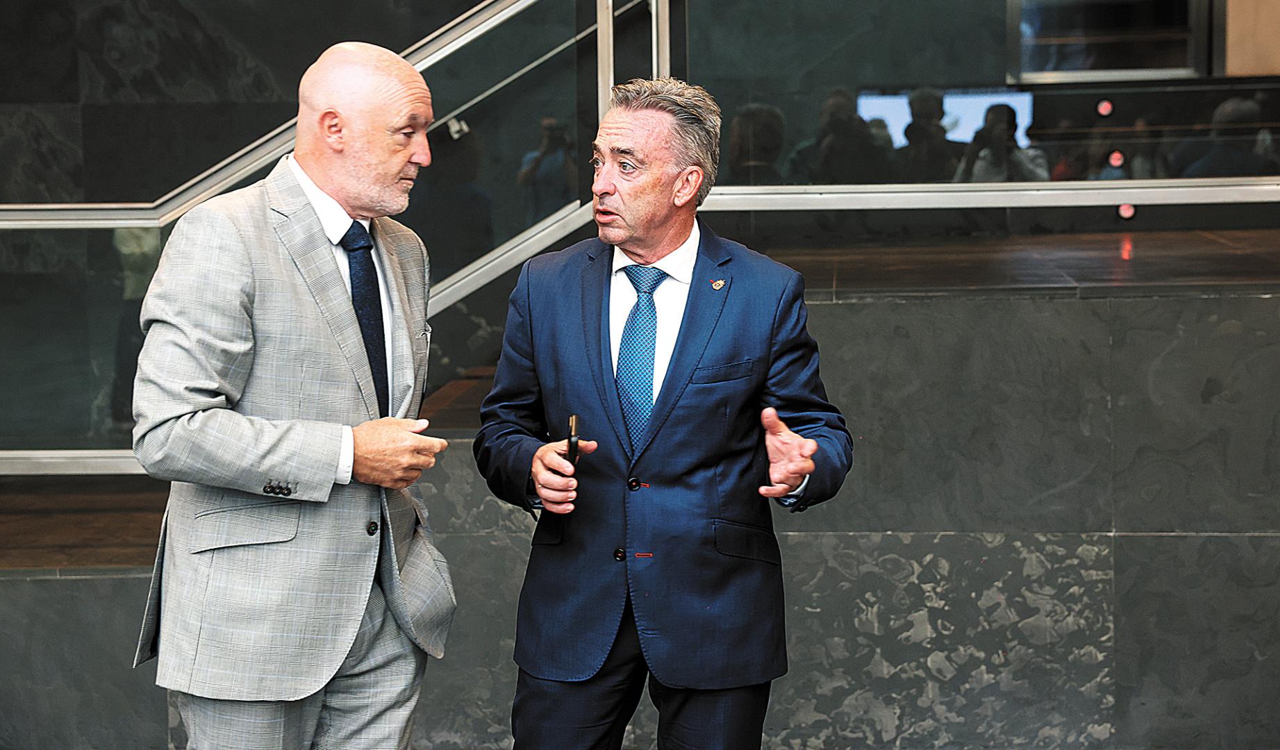 Los parlamentarios de UPN Javier Esparza y Miguel Bujanda conversan en el Atrio de la Cámara