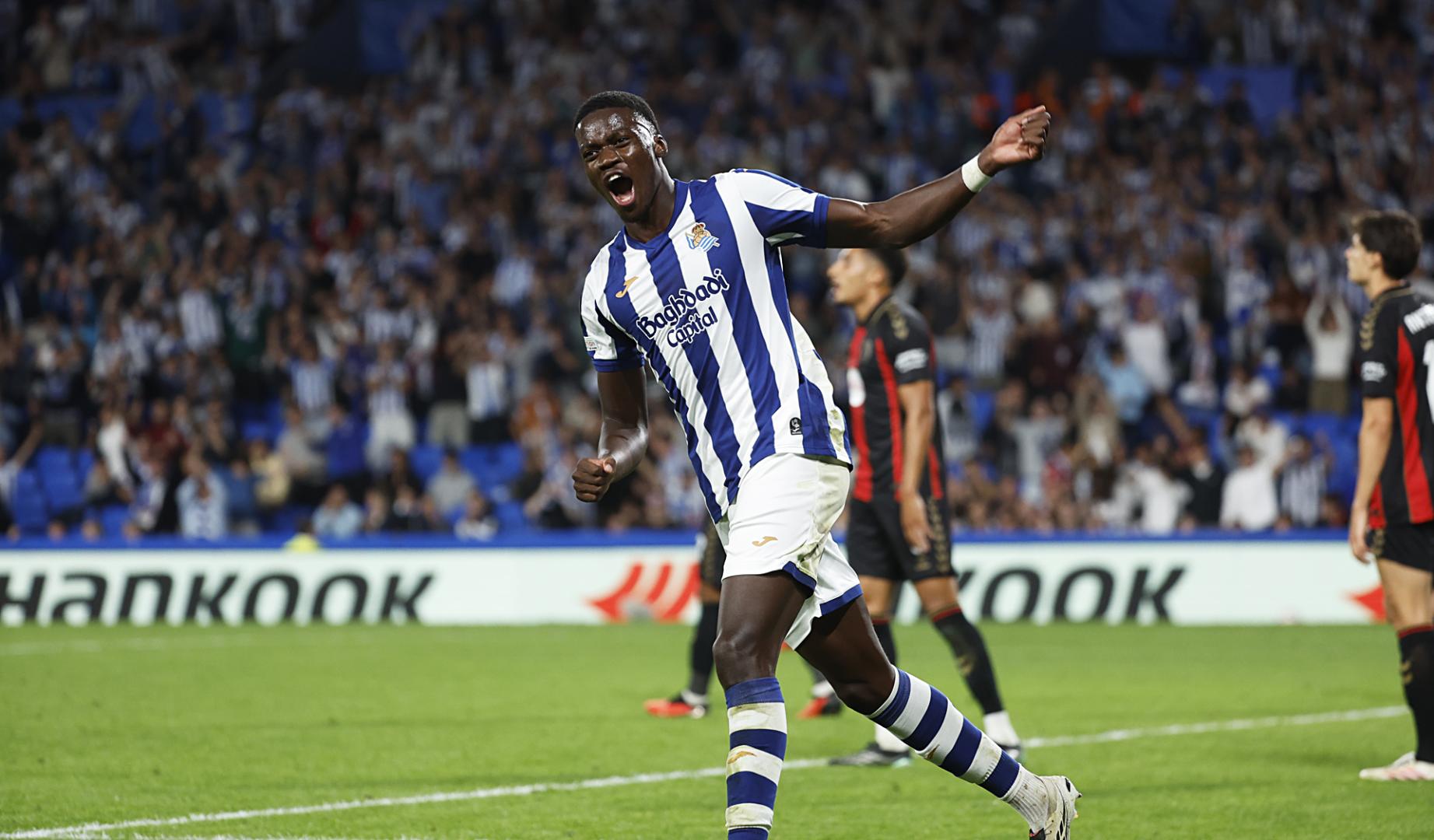 El defensa de la Real Mamadou Sarr celebra el 1-2 durante el partido de la Liga Europa