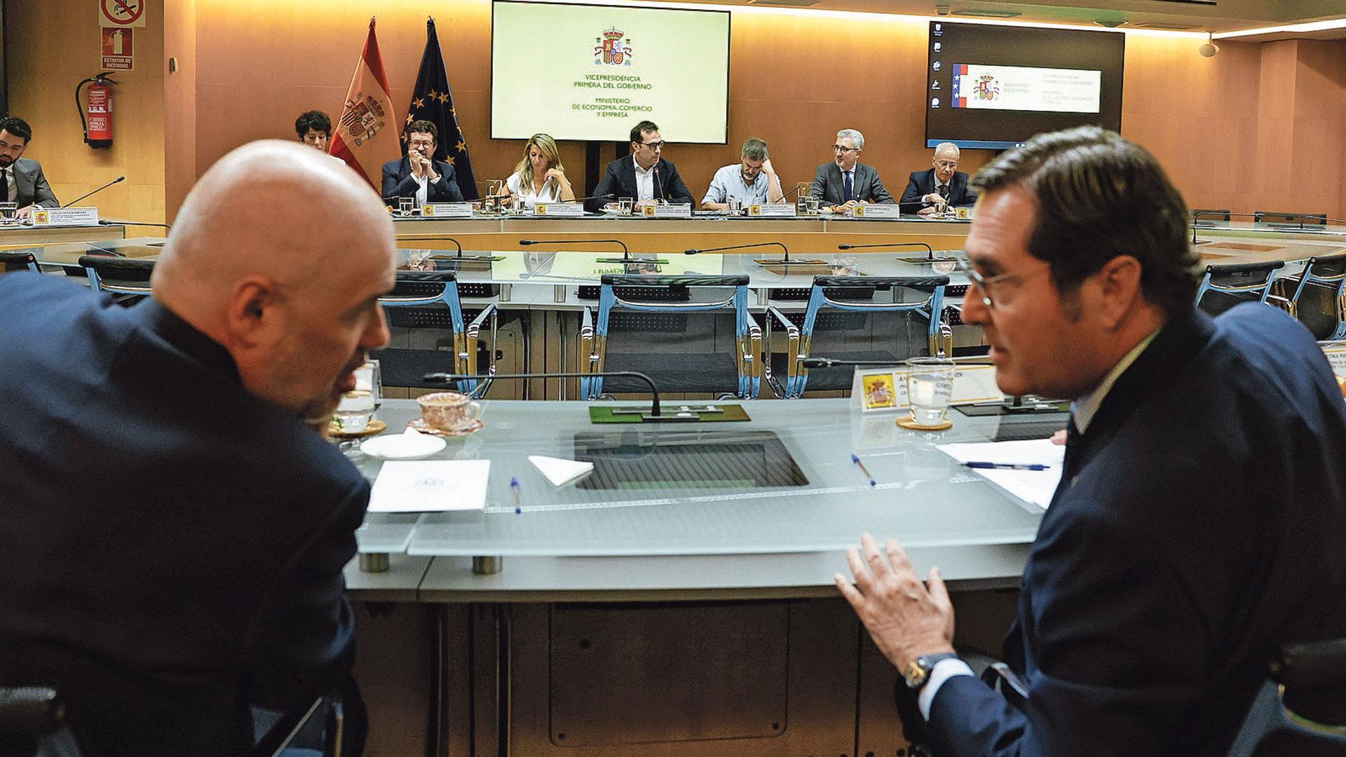 El ministro Cuerpo (al fondo) mantuvo ayer una reunión con los agentes sociales. En primer término, Unai Sordo (CC OO) y Antonio Garamendi (CEOE)