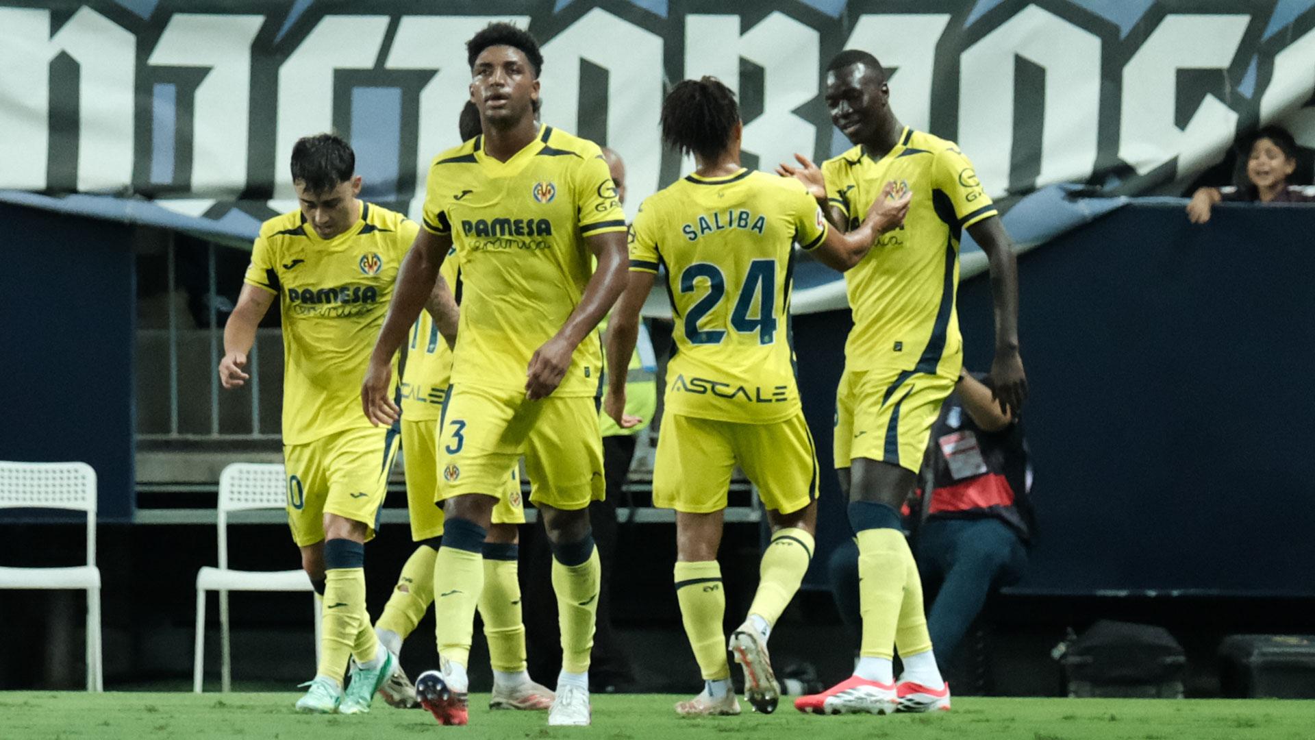 El centrocampista del Villareal Pape Gueye (d) celebra con sus compañeros tras marcar el 1-2, durante el partido que ha enfrentado a Málaga y Villarreal