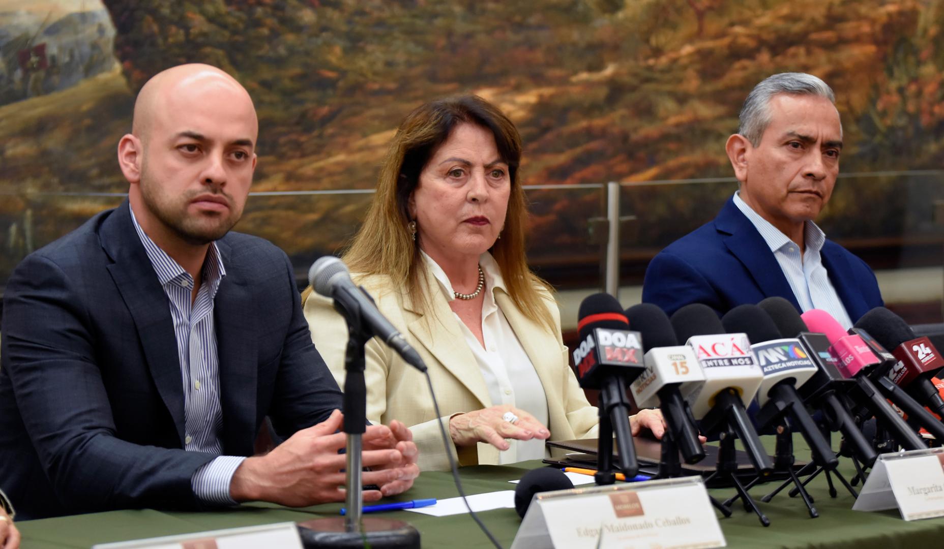 El secretario de Gobierno del estado de Morelos, Edgar Maldonado (i), la gobernadora del estado, Margarita González Saravia (i), y el fiscal general, Fernando Blumenkron Escobar, asisten a una rueda de prensa donde se anunció que la Fiscalía imputará por el delito de feminicidio