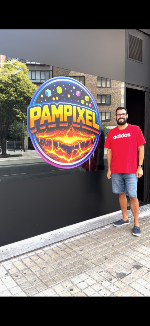 David, promotor de Pampixel, en el exterior del local.