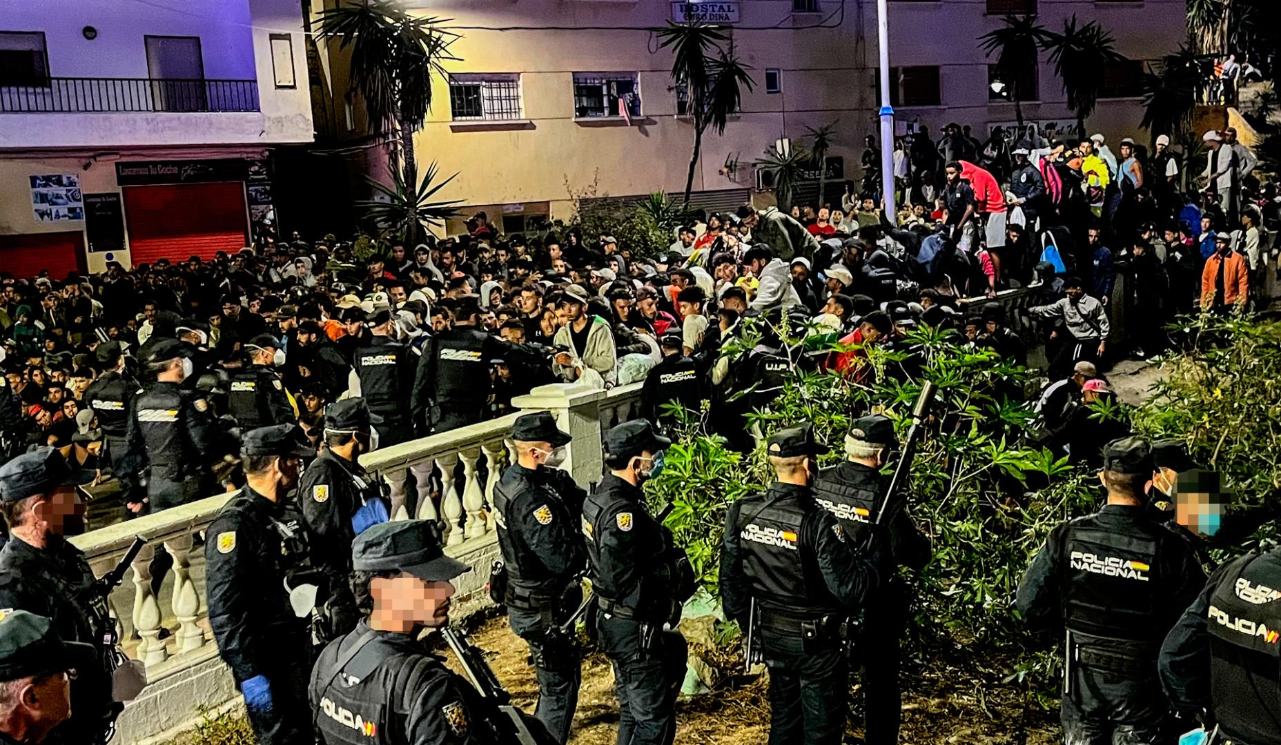 Las autoridades han iniciado a primera hora de este viernes el traslado de los migrantes asentados en las playas de Benítez