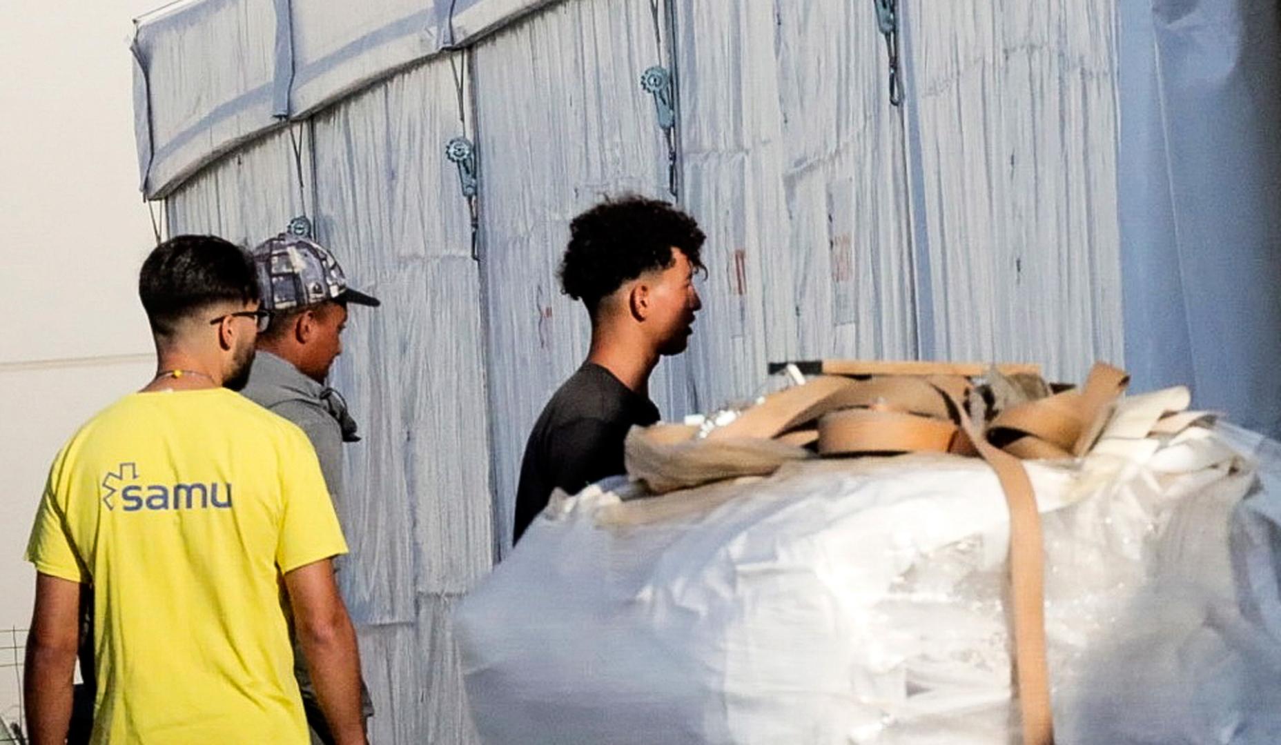 Inmigrantes acceden por el control y registro para de acceder al campamento temporal en muelle Poniente del puerto de Ceuta