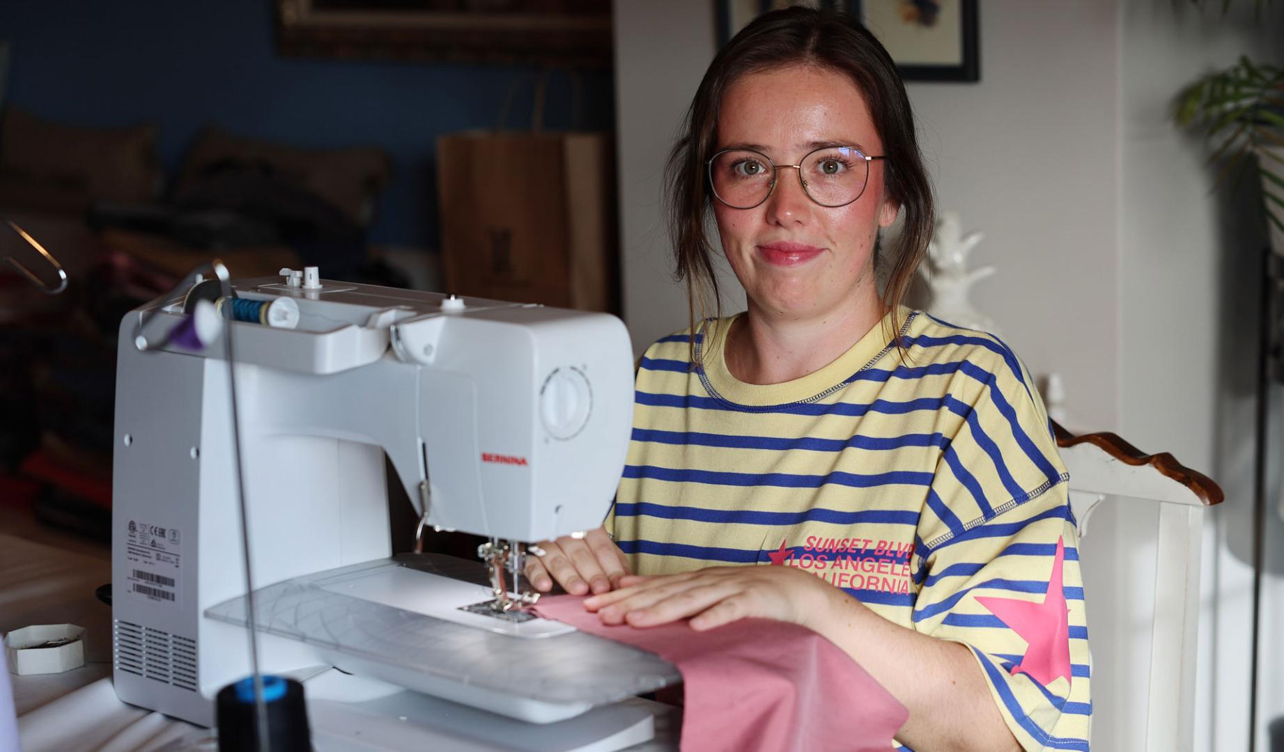 La pamplonesa Lucía Lacunza Iribarren, junto a una de sus máquinas de coser con las que confecciona sus bolsos y complementos desde su taller en Gorraiz