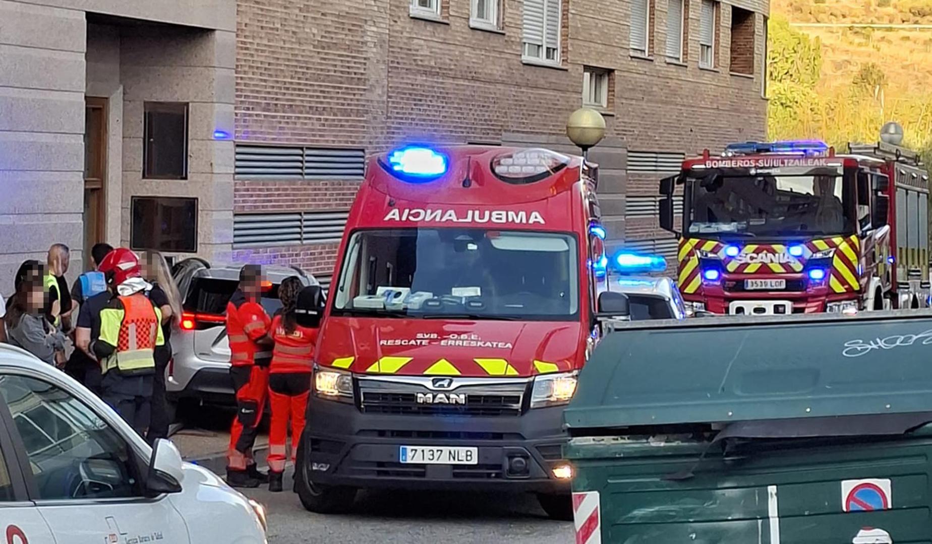 Servicios de emergencia en el portal donde se ha producido el accidente en Tafalla