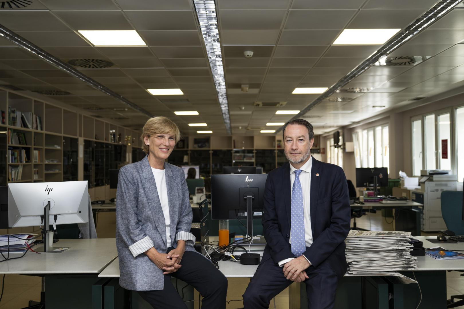 *La rectora de la Universidad de Navarra, María Iraburu; y el rector de la UPNA, Ramón Gonzalo, en la redacción de Diario de Navarra, donde tuvo lugar la entrevista conjunta.