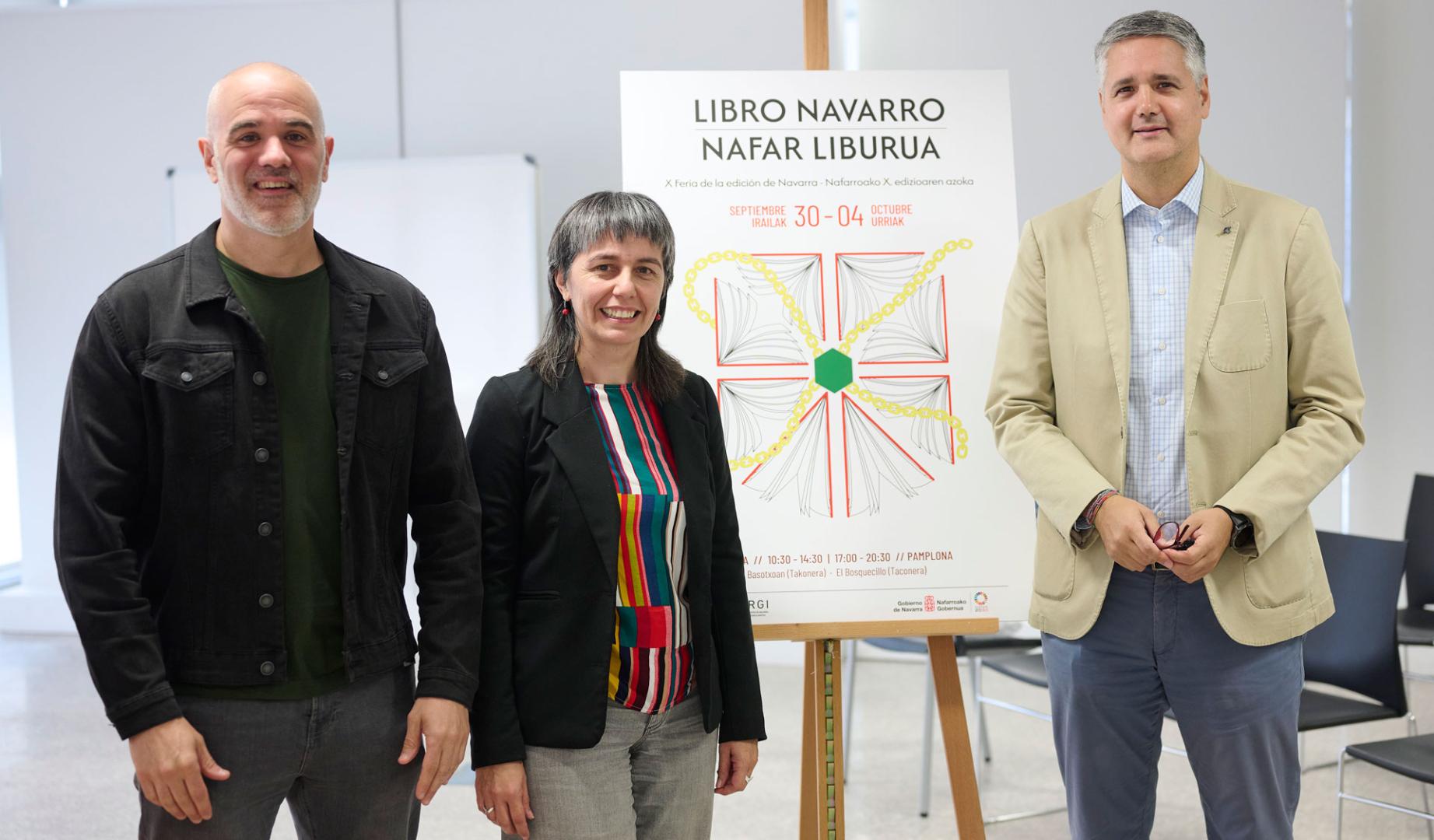 De izquierda a derecha: El presidente de Editargi, Aritz Otazu; la jefa de la Sección de la Biblioteca de Navarra, María Luisa Garcés; y el director general de Cultura, Ignacio Apezteguía