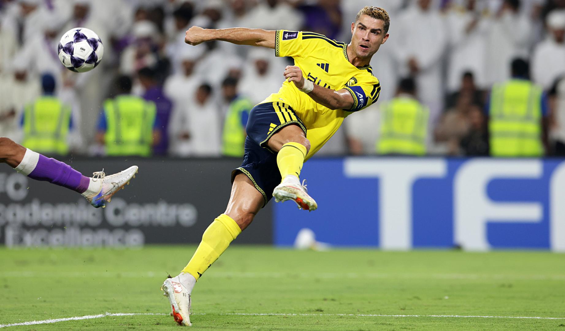 Cristiano Ronaldo empalma el balón durante un encuentro con el Al Nassr's